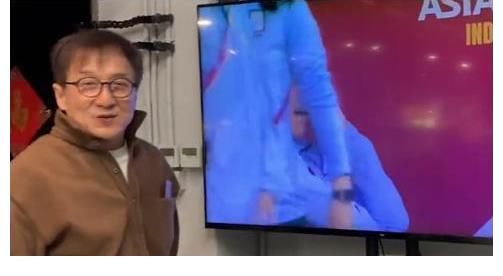 韩国队|67岁成龙在豪宅看比赛，频频点头为中国女足喝彩，眼角都笑出褶