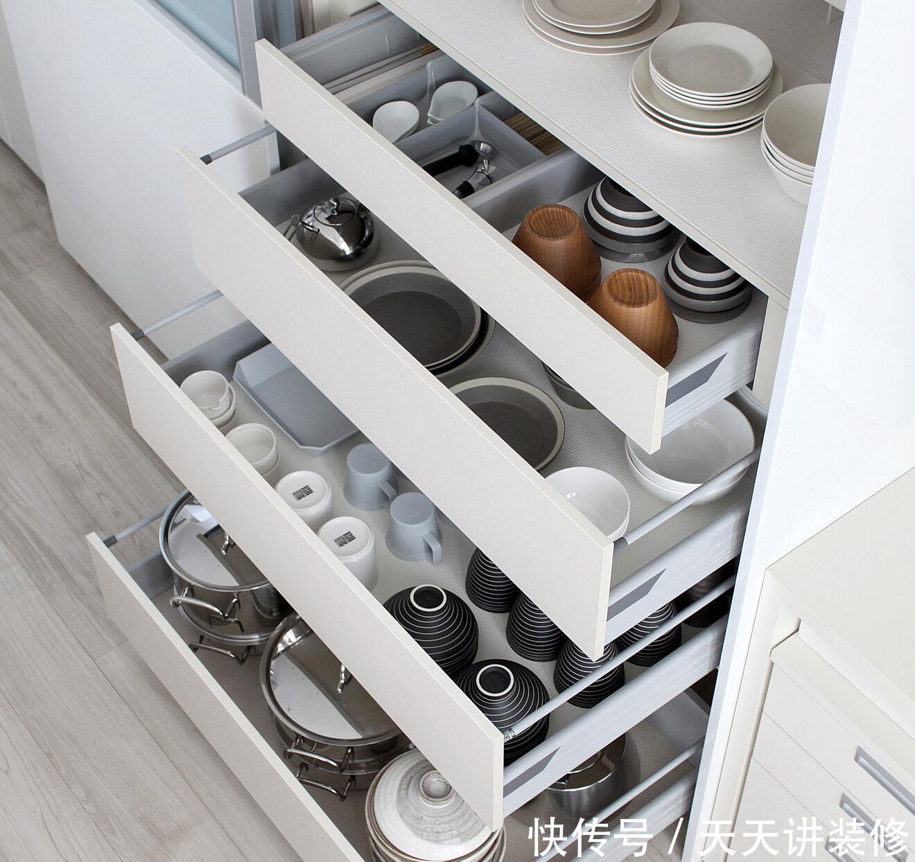 看完这个日本主妇的厨房收纳技巧，超级佩服，这也太整齐干净了