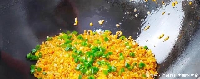 看年薪38万的大厨是如何做蛋炒饭的,这厨艺太棒了,看着就解馋