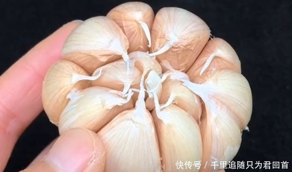 大蒜|今天才知道，大蒜上藏着一个“小机关”，用手一按，蒜皮自动脱落