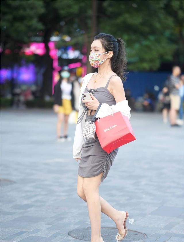 简约 紧身连衣短裙，色彩和款式不同，搭配平底鞋和高跟鞋都可以