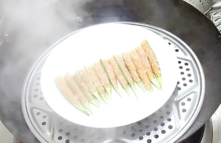秋葵别再炒着吃了,试试蒜蓉秋葵塞肉,清脆爽口,做法简单
