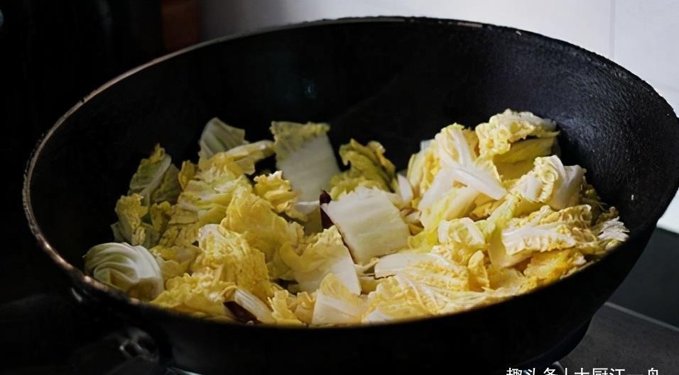 粉条|白菜炖粉条,做好吃可不简单,教你饭店独特做法,比吃肉还过瘾