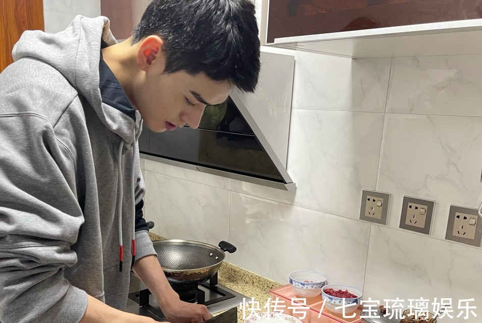 话痨|《中餐厅5》定档，龚俊为节目跟爸爸学做藤椒鱼，还自称话痨担当