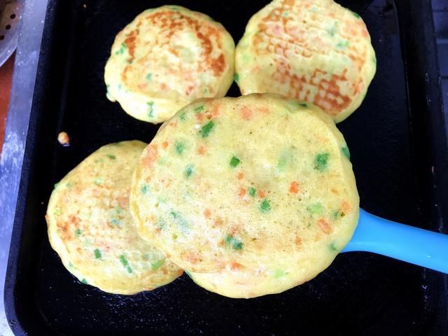 步骤|早餐不知道吃什么?来做这个黄金饼,有菜有蛋简单又营养,好吃