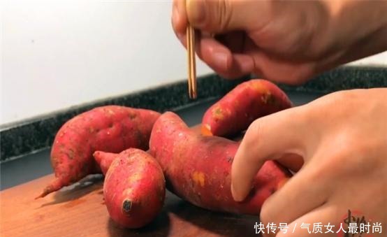 不用烤箱,教你用电饭锅烤红薯,不加一滴水,和炭烤红薯一样香