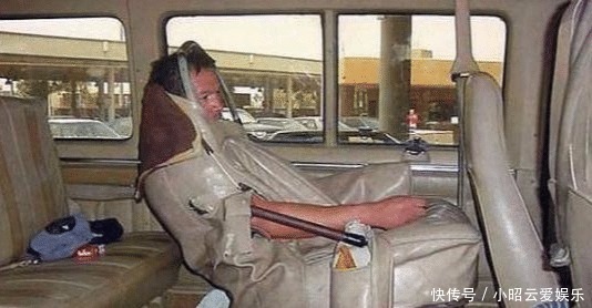 跪服|史上“尿性”的偷渡者:第一个就跪服了,都在用生命偷渡啊!