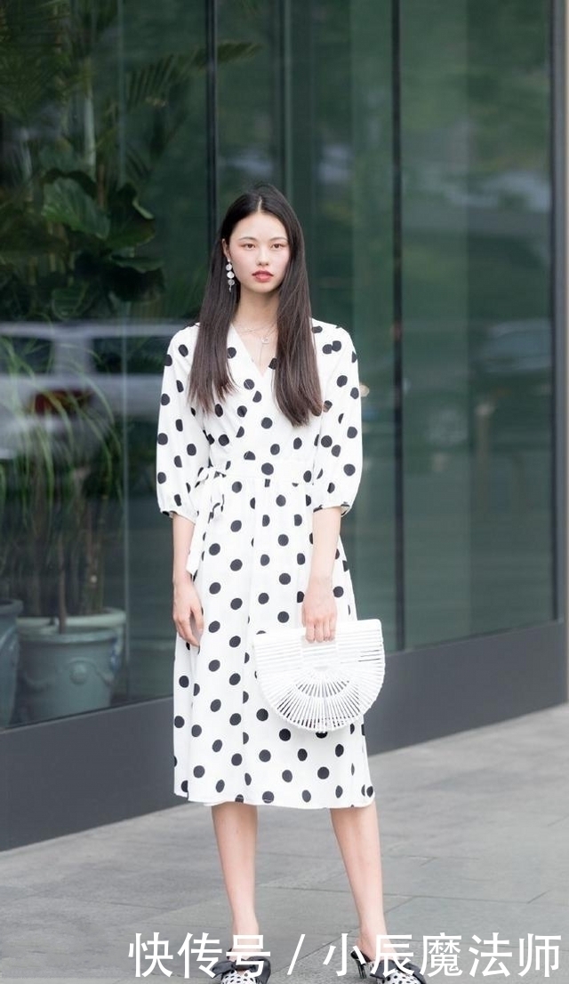 路人街拍，这一对闺蜜选择穿白色的连衣裙，充满时尚魅力