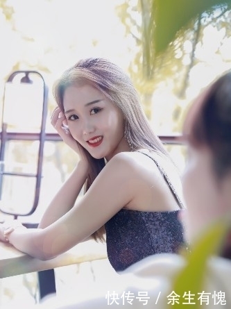 长裙|街拍:小姐姐穿着抹胸长裙,凹凸有致的丰满身材,网友:仙女下凡