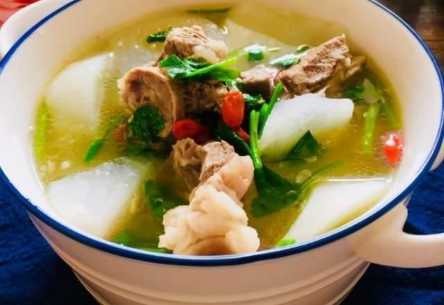 大寒节气前,要多喝萝卜羊骨汤,驱寒保暖助消化,喝一碗全身暖