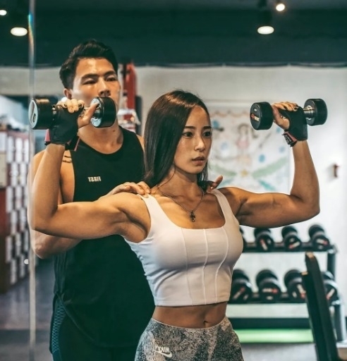 强壮|辣妈健身房撸铁多年肌肉强壮,自律的人实在是太强悍了!