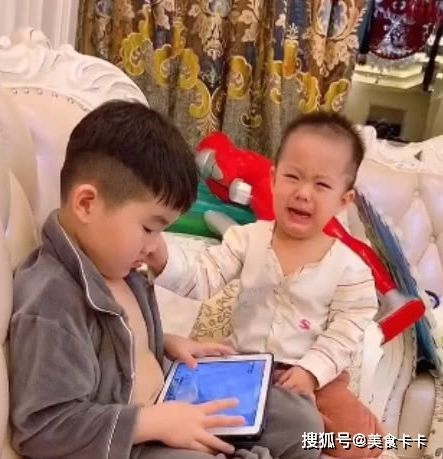 妈妈|小宝被妈妈打手背了,跑去跟哥哥告状,下一秒哥哥的反应好暖