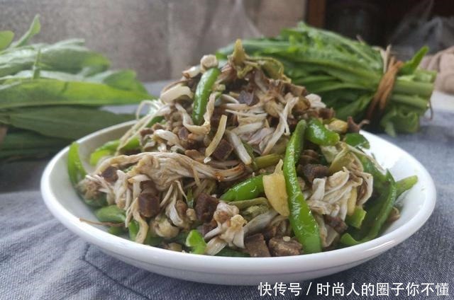 农村这野菜,见了抓一把,焯下水炒,清香爽口,嚼起来爽嫩好下饭