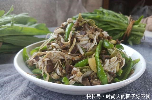 农村这野菜，见了抓一把，焯下水炒，清香爽口，嚼起来爽嫩好下饭