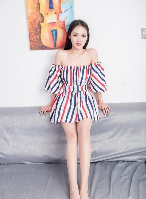 散发|五彩斑斓的裙子,性感的锁骨尽收眼底,纤细的大长腿散发魅力