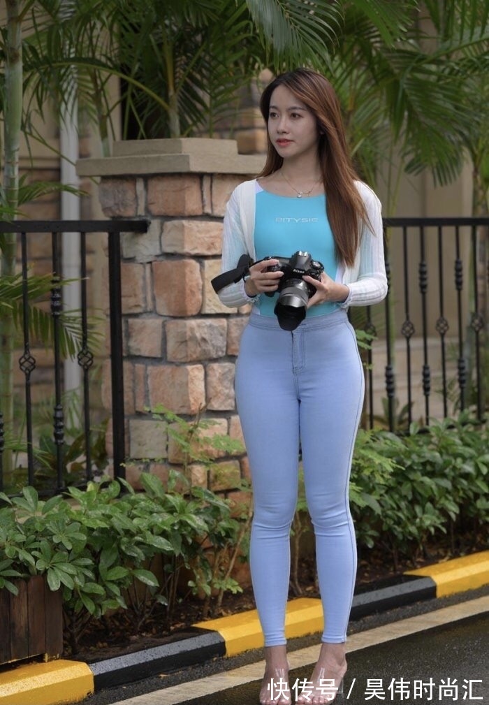 白与蓝 紧身衣搭配百搭牛仔裤,修身又塑形,那份小家碧玉般的温柔很迷人