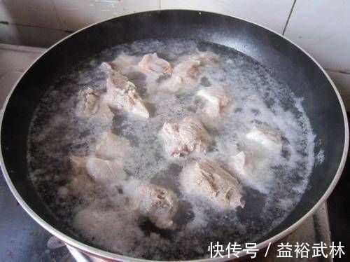 焯水|排骨焯水时，用冷水还是热水？许多人都弄错了，难怪肉质会柴