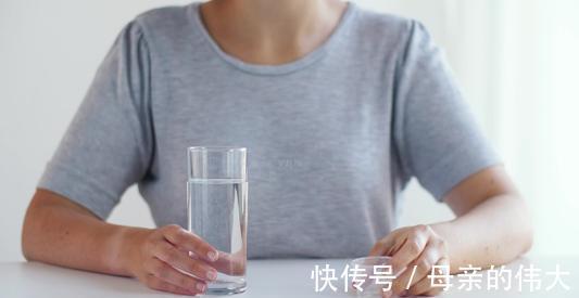 早上起床|早起空腹喝水等于喝细菌?晨起第一杯水,或许很多人喝错了