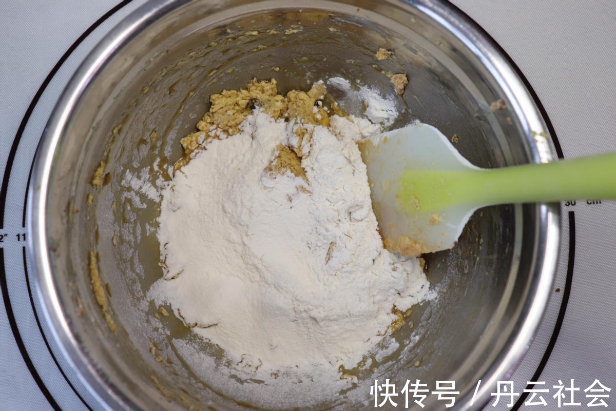 吃起来|这饼干小小一个,吃起来有别样的口感,做的跟外面卖的没两样