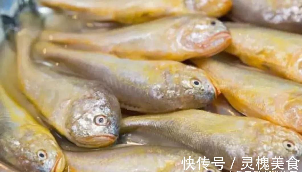 炸鱼时用淀粉还是面粉？大厨教你正确方法，鱼肉又酥又嫩超好吃！