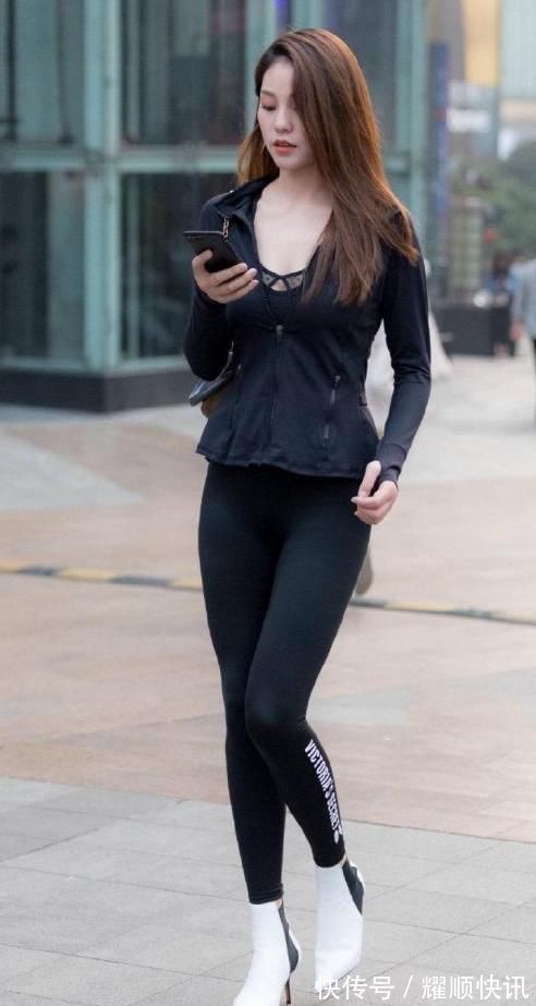 高跟鞋|黑白搭配效果如何,“鞋子”颜色好像牛奶乳,这种穿搭头一回见