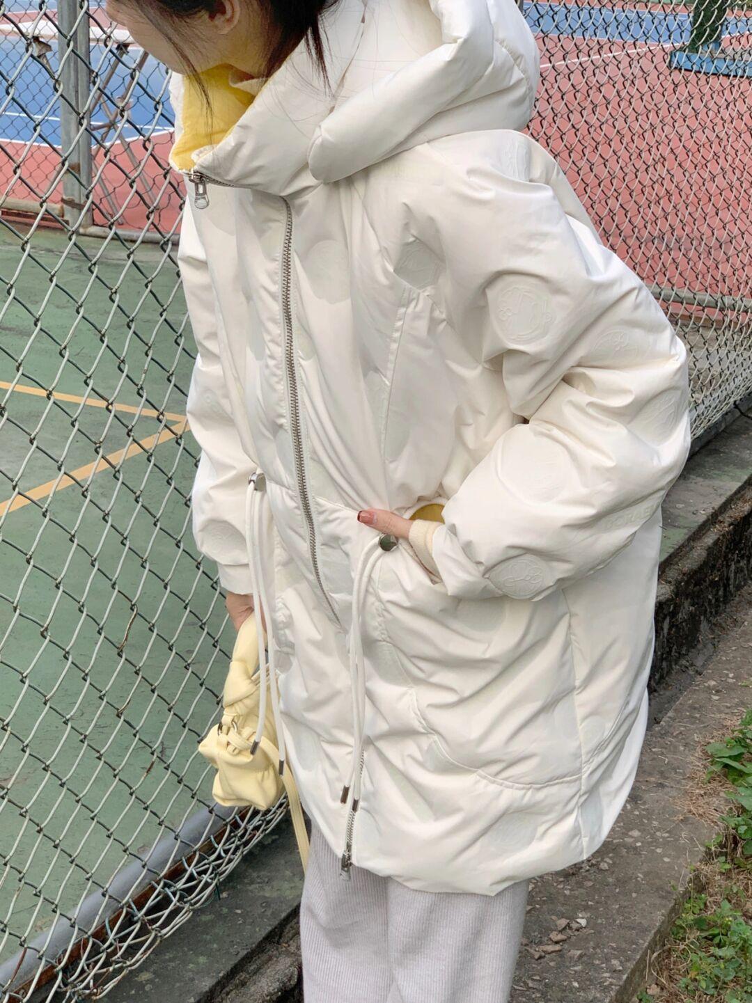 减龄 冬天穿灰色连衣裙更减龄,搭配长款外套保暖又舒适!