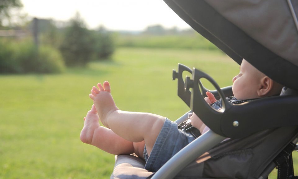 婴儿|选错婴儿车导致6月龄宝宝脊椎变形！不同月龄选购婴儿车，有讲究