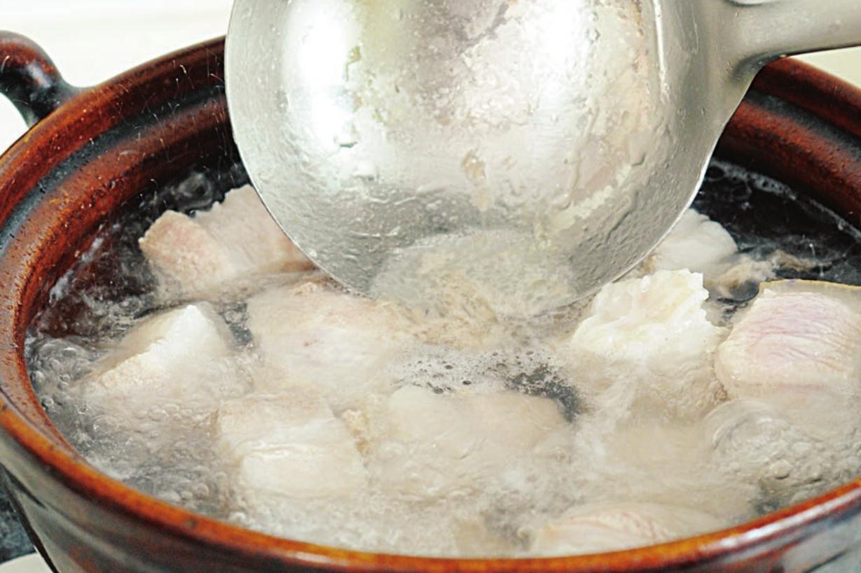 想要做好吃的红烧肉，还是得放入凉水，厨房小白也能百分百成功