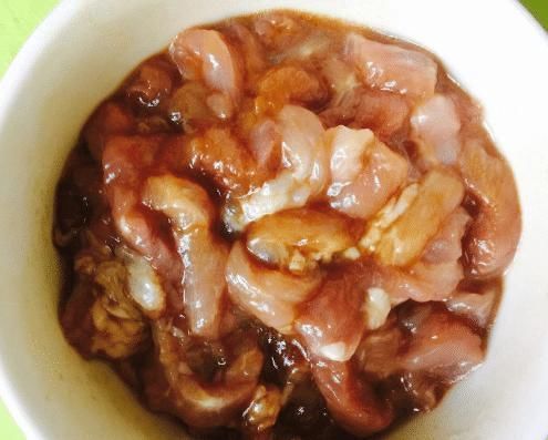 炒肉时,别再用淀粉腌制了,大厨教你三招,肉质鲜嫩又美味!