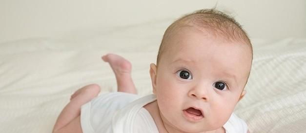 眼屎|宝宝的眼睛需要温柔对待,关于新生儿眼部护理,妈妈要注意哪些