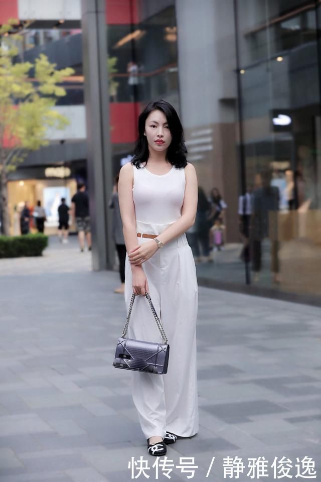 一个人要想显得端庄,还得试一下长裙穿搭,高贵大气