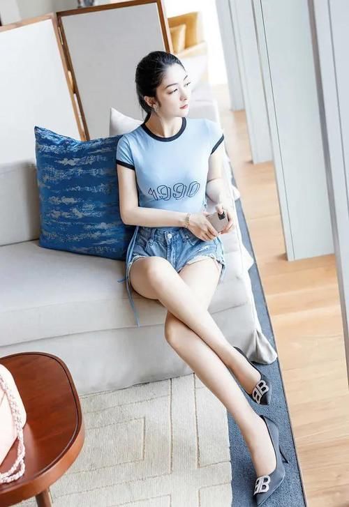 牛仔短裤也能配高跟鞋，看看小姐姐，是如何把短裤穿出潮流性感的