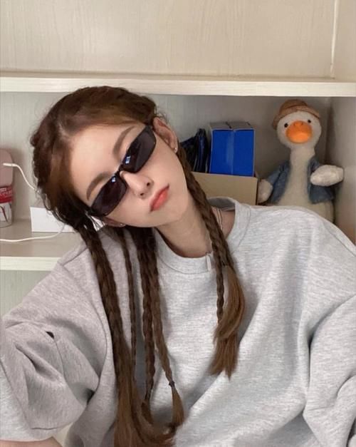 披头散发 女生别再披头散发了,这些减龄发型够美够撩人,还很显气质