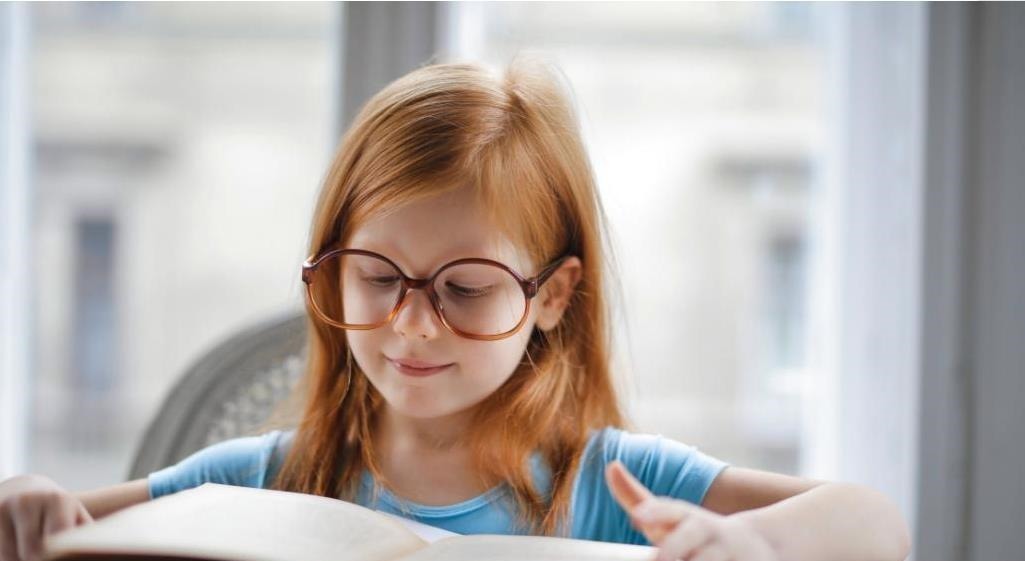 配眼镜|孩子近视,爸爸不许配眼镜,配一次摔一次,眼科医生:真是太无知