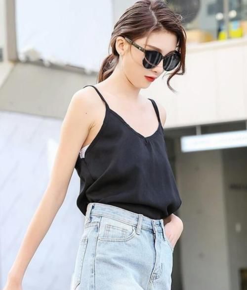 牛仔短裤|美女穿搭：破洞牛仔短裤，让自己的美更加有魅力