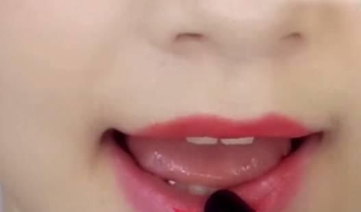 哑光唇 口红太贵?姑娘只用了1支口红 画出了8种唇色!