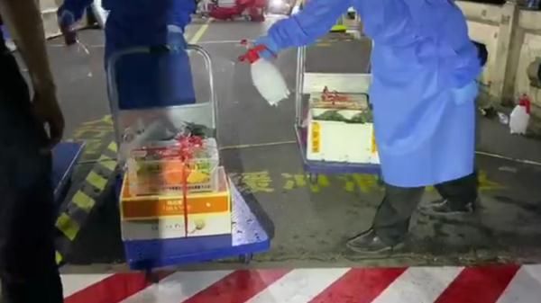 警戒线|上海公布昨日2例本土病例活动轨迹,现场直击中风险小区