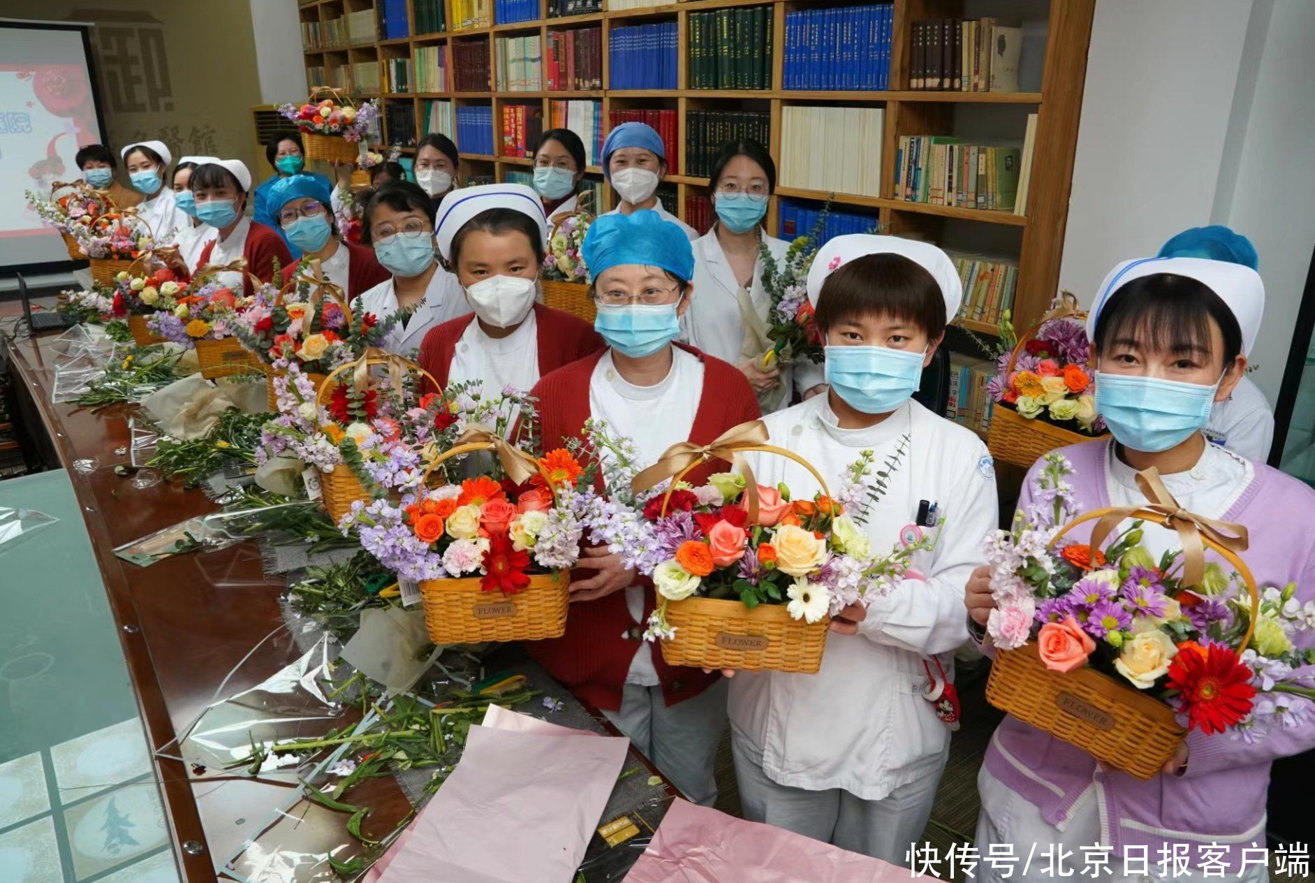 “女神节”前夕，白衣天使变身花仙子