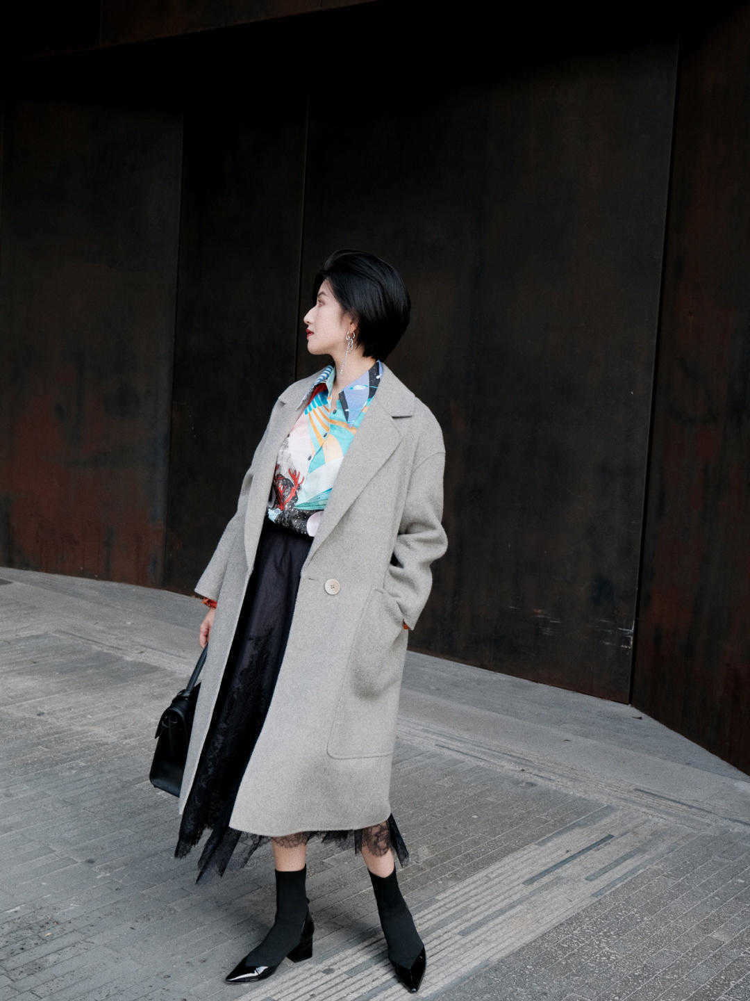 时髦 今年流行“大衣+靴子”，保暖时髦又有气场，冬天穿刚刚好