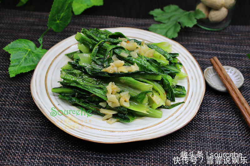 炒油麦菜时,多加一步,翠绿爽口,清香味美,比饭店还好吃