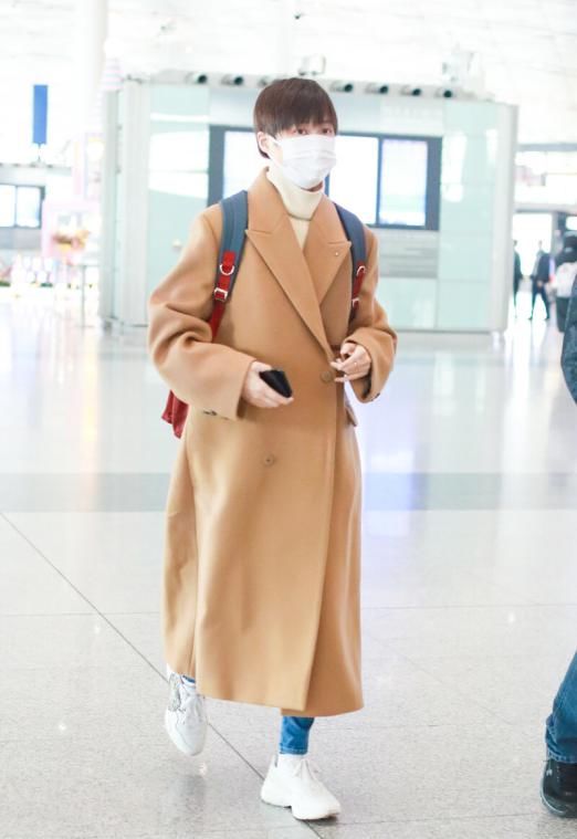 上班不知道穿什么?大衣搭配运动鞋时髦又好看,难怪刘雯也在穿