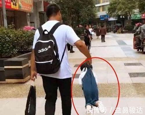 背篓|“背篓舅舅”意外走红,带娃搓麻将两不耽误,宝宝的表情太可爱