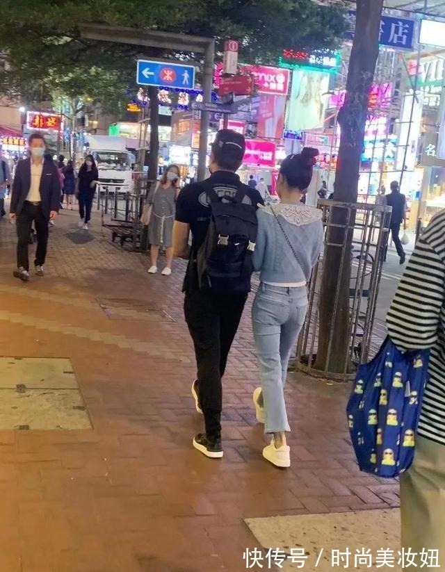 t恤|天王嫂“方媛”真低调,穿T恤配牛仔裤上班,没有一点明星架子