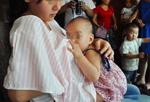 公共场合|宝妈地铁上掀衣哺乳,被大妈讽刺“不要脸”,宝妈反怼引乘客称赞