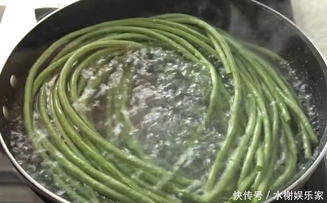  里加|豆角里加3个鸡蛋，不炒也不炖，手不用沾面，十分钟搞定全家早餐