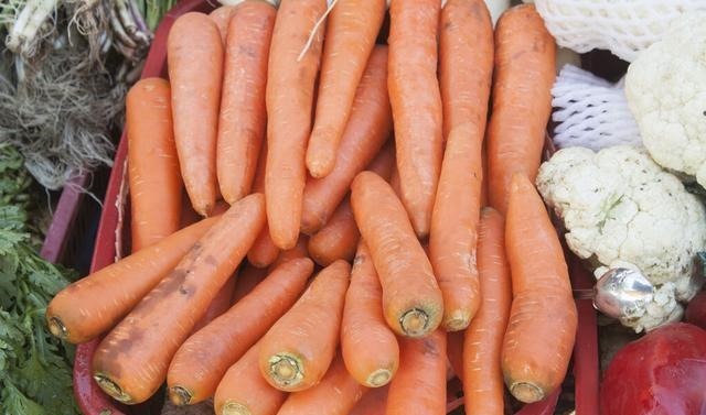 买胡萝卜,到底选带泥的还是不带泥的?菜贩:这种我从不给家人吃