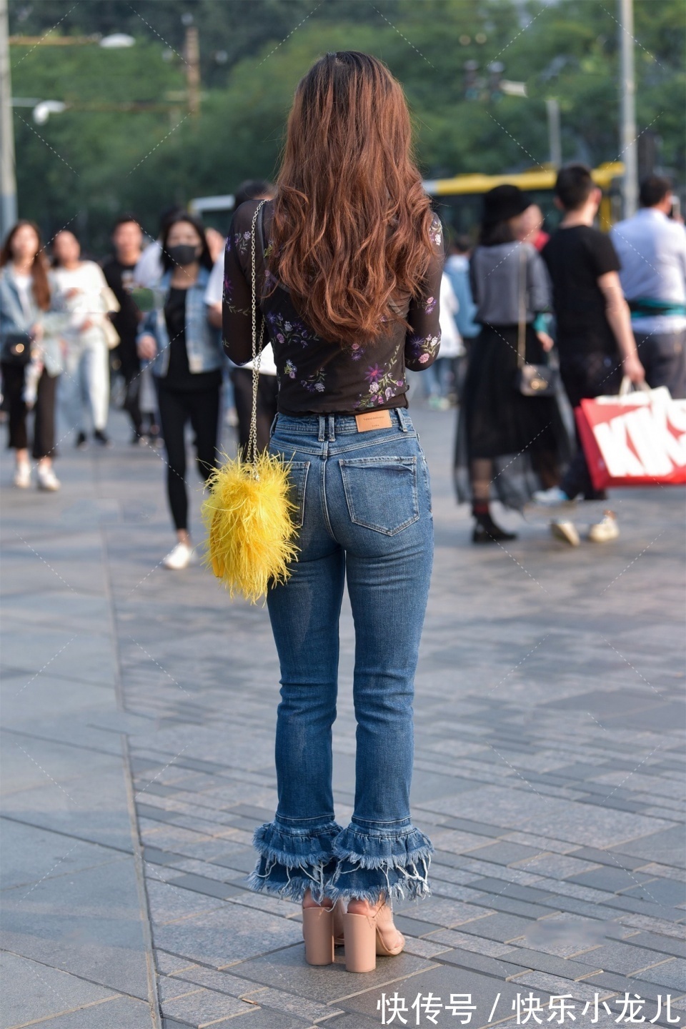 性感|性感时髦的美女,一个人在逛街,好像陪她一起逛街然后再请她吃饭