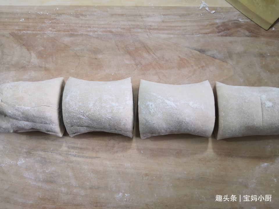 烙葱花饼,直接放葱花你就错了,多一步,立马香味扑鼻,老好吃了