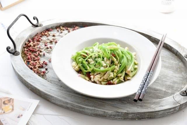 五十岁阿姨的创新菜，菠菜不吃叶光吃杆，焯一焯浇点油，好吃好看