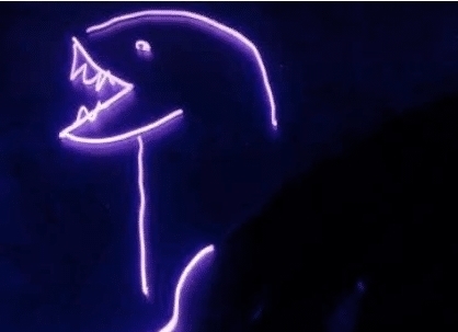 哥斯拉#美术生大神用荧光笔画哥斯拉,以为是个青铜,关灯后相当惊艳!